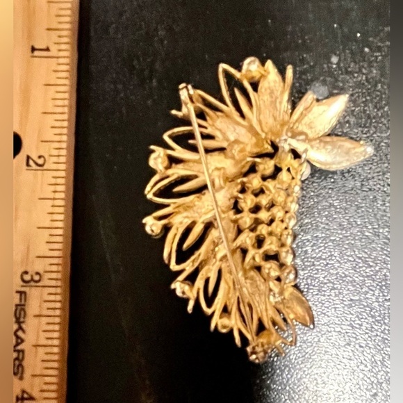 Gold and Pearl Leaf Pin Brooch Vintage Decorative Nature Demure Gift Mother VTG - Picture 10 of 11